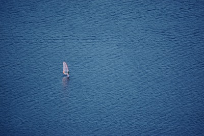 船在海上白天的鸟瞰图
